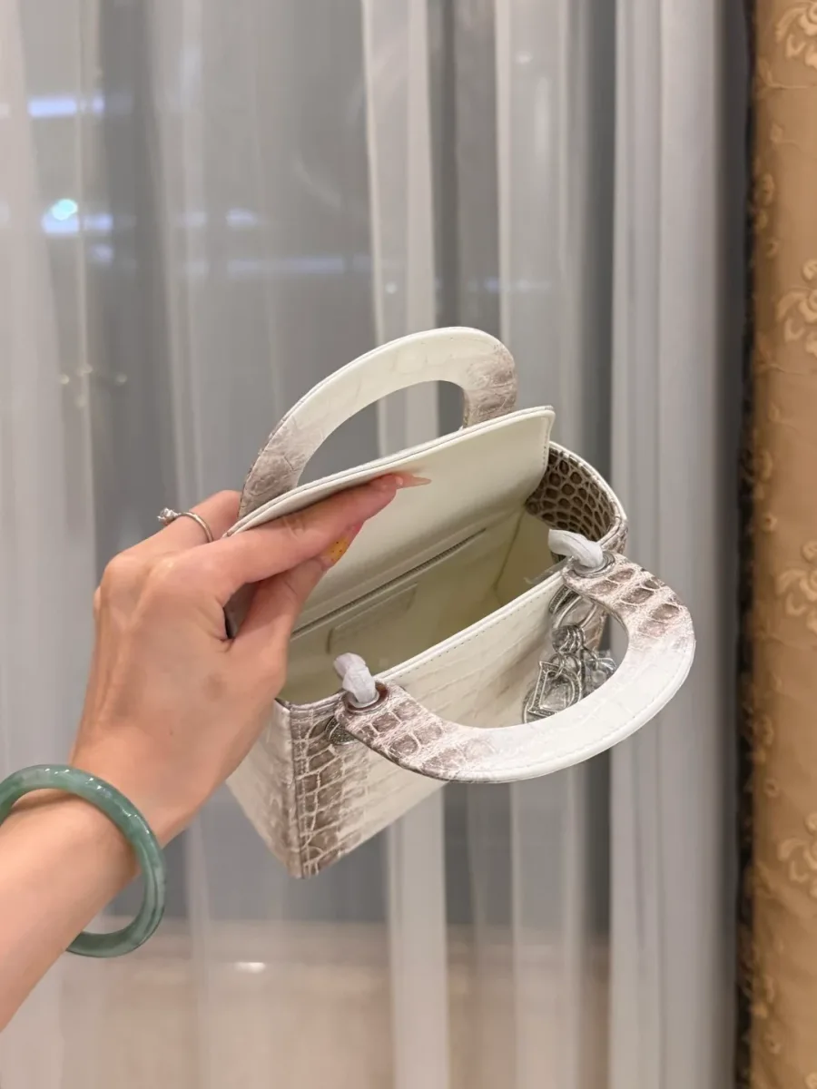 Внутреннее отделение и подкладка сумки Lady Dior при открытом клапане