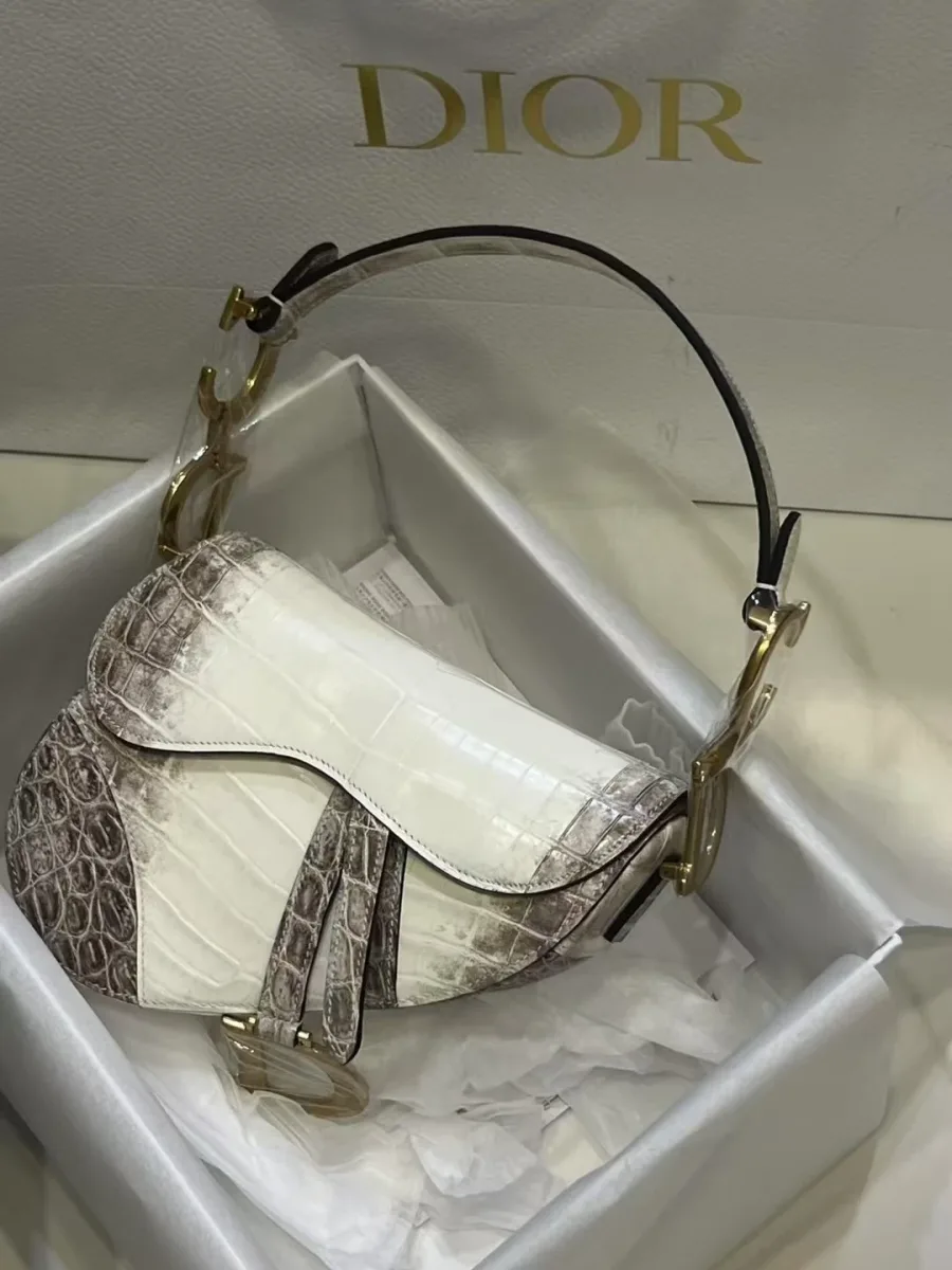 Культовая сумка Saddle в коробке, вид спереди под углом