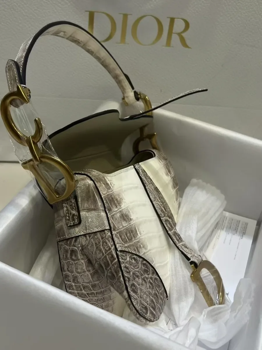 Сумка Saddle с открытым клапаном, вид сбоку на внутреннее отделение