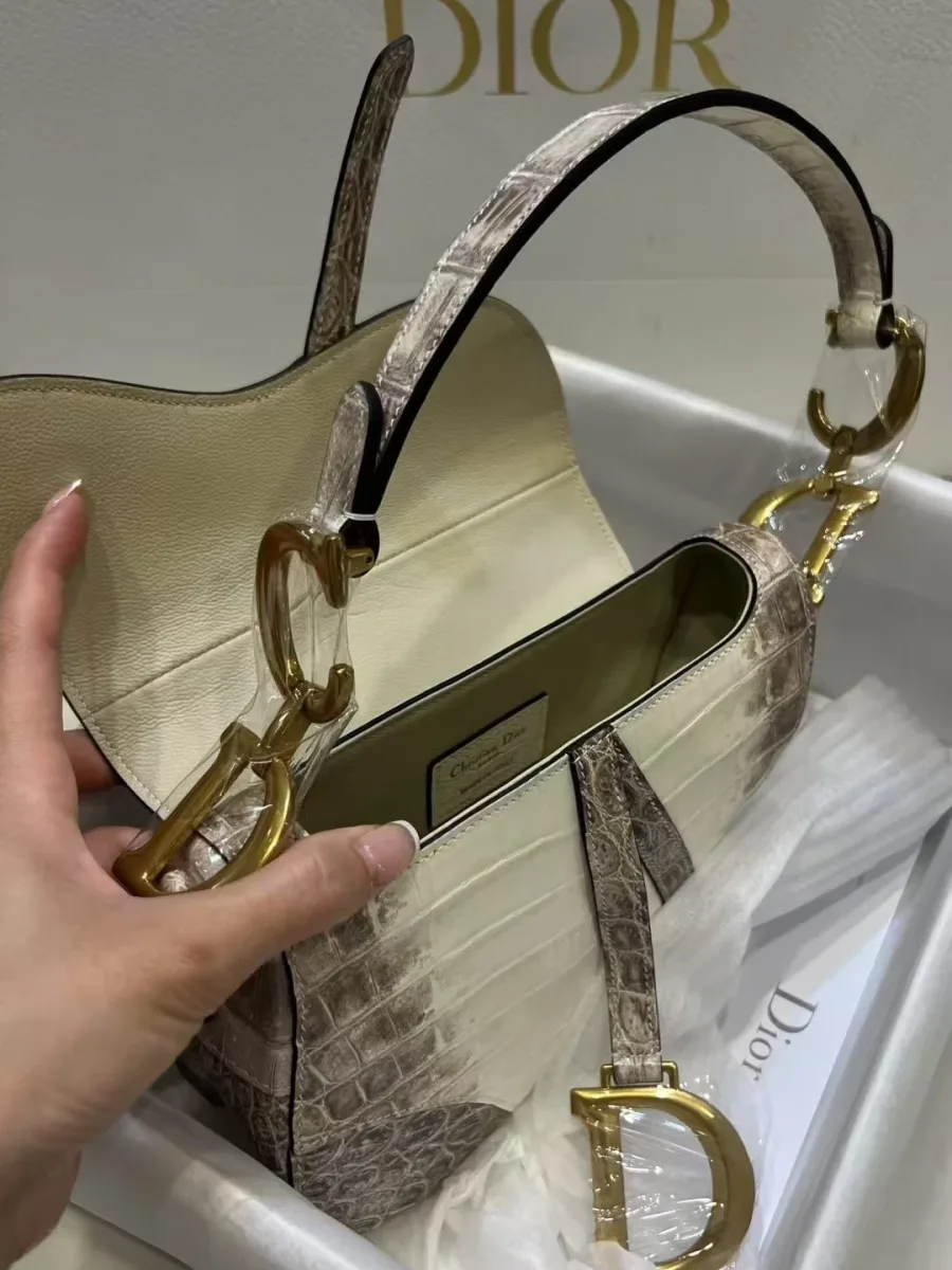 Внутреннее отделение сумки Saddle со светлой подкладкой и подвеской D