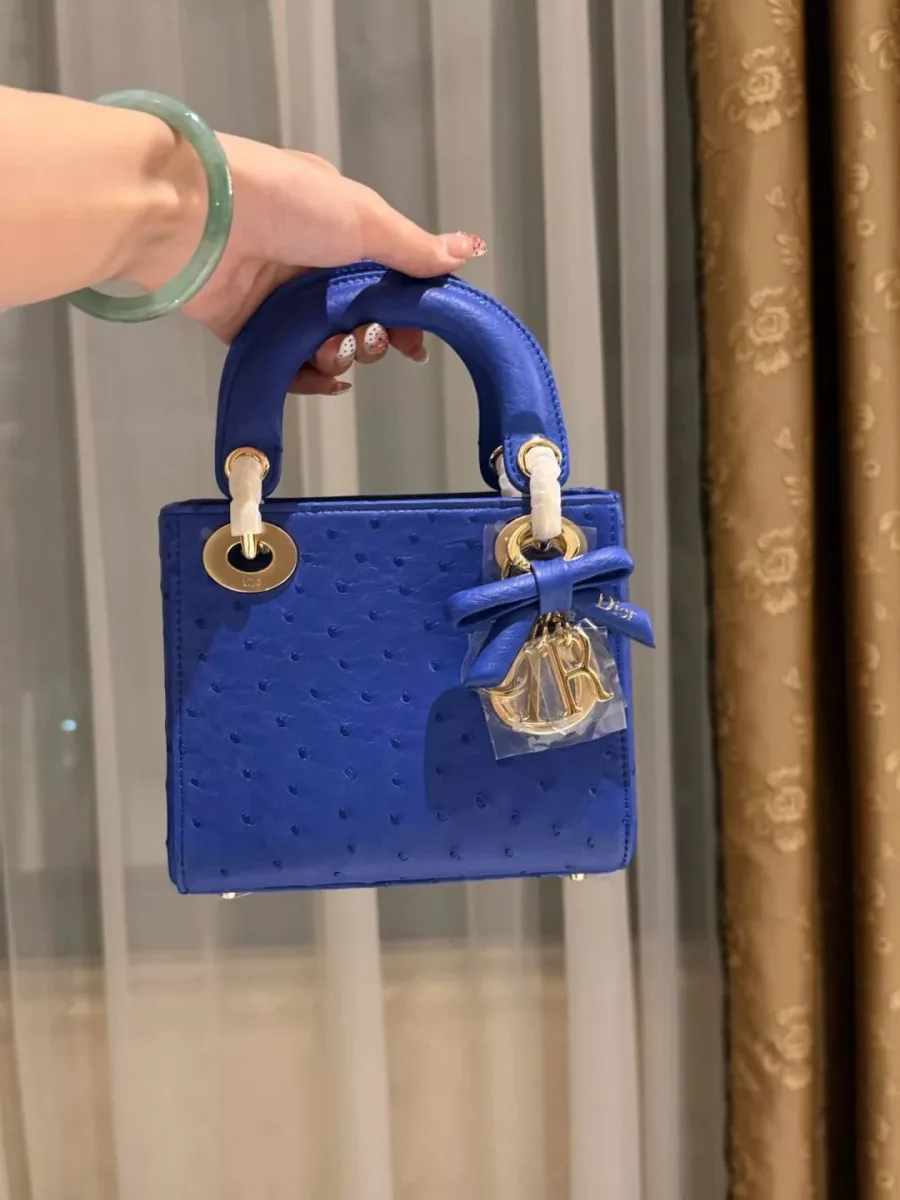 Синяя сумка Lady Dior с двумя ручками и подвеской, фронтальный ракурс