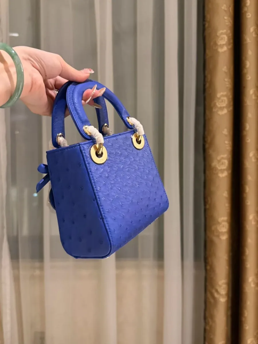Синяя сумка Lady Dior из кожи страуса, вид сбоку и сзади
