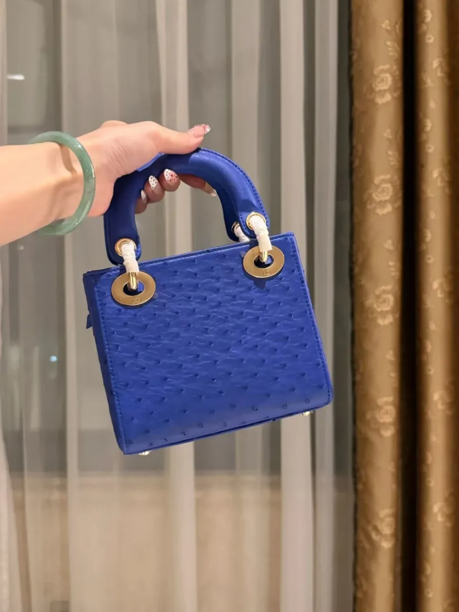 Задняя сторона синей сумки Lady Dior из фактурной кожи страуса