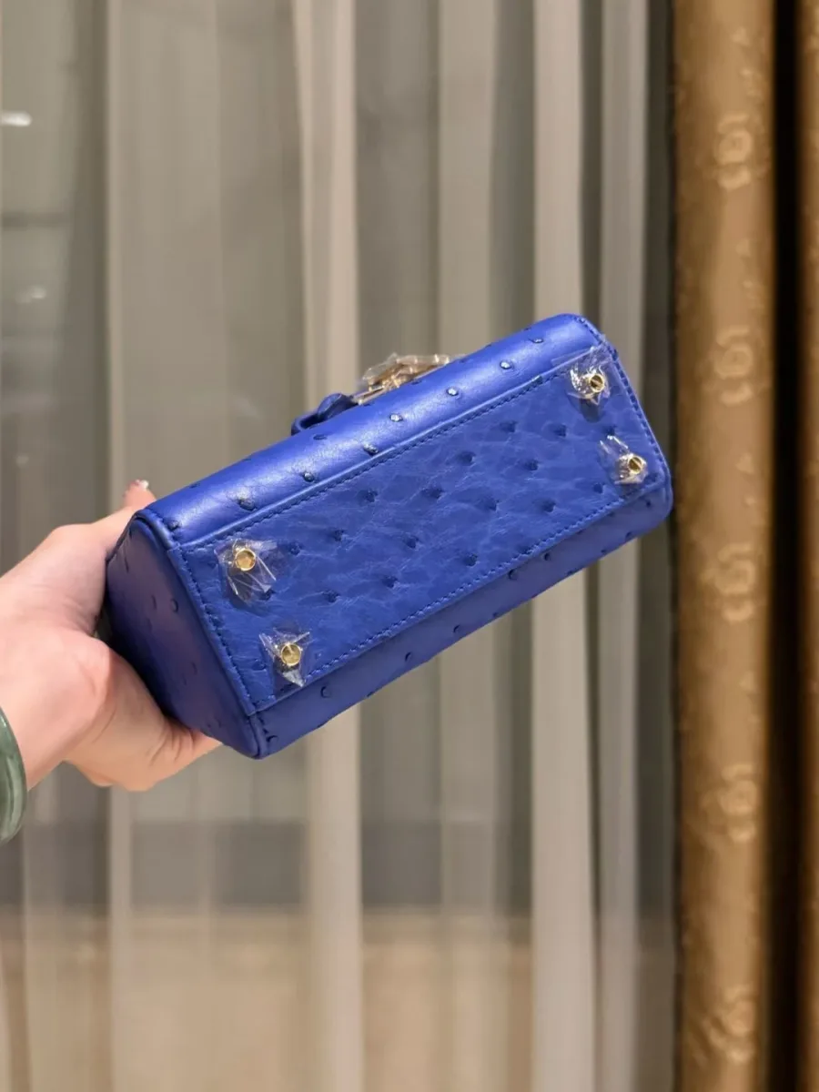 Нижняя часть синей сумки Lady Dior с защитными металлическими ножками
