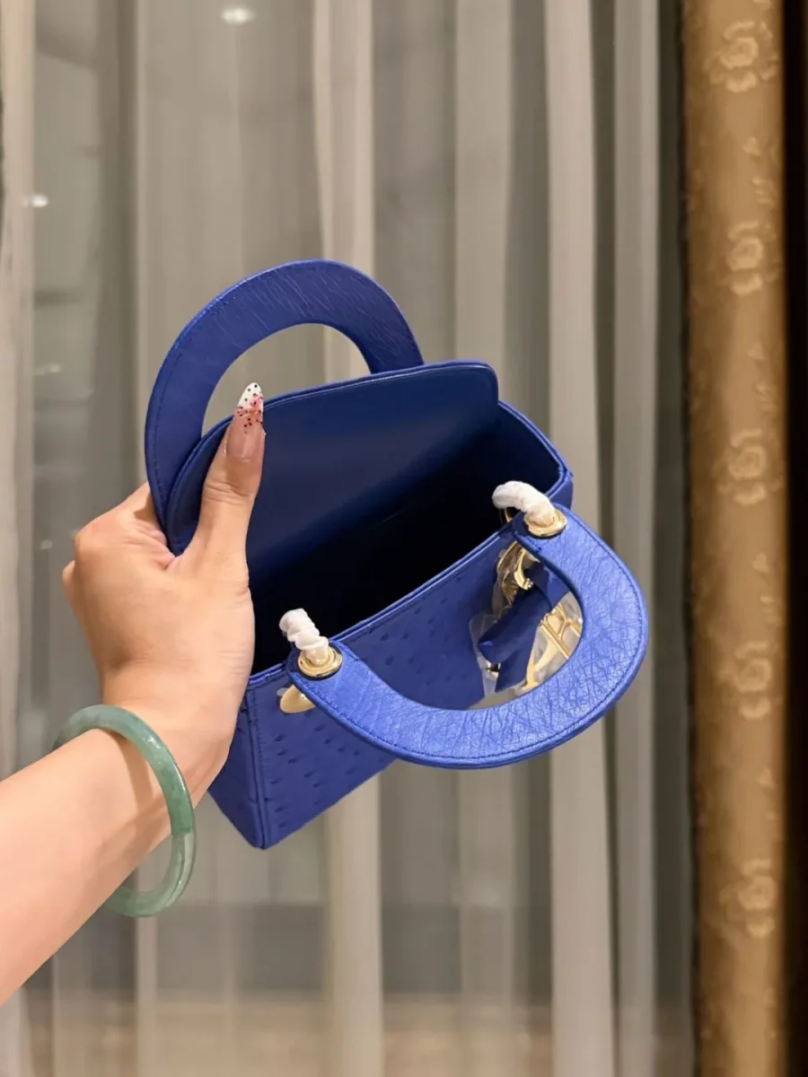 Внутреннее отделение синей сумки Lady Dior с открытым клапаном