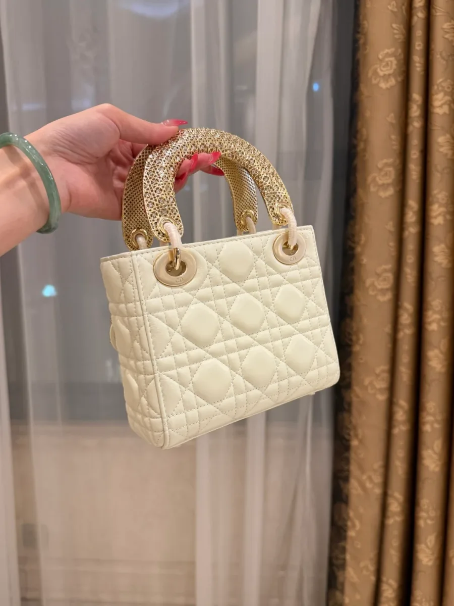 Сумка Lady Dior с металлическими ручками, ракурс три четверти