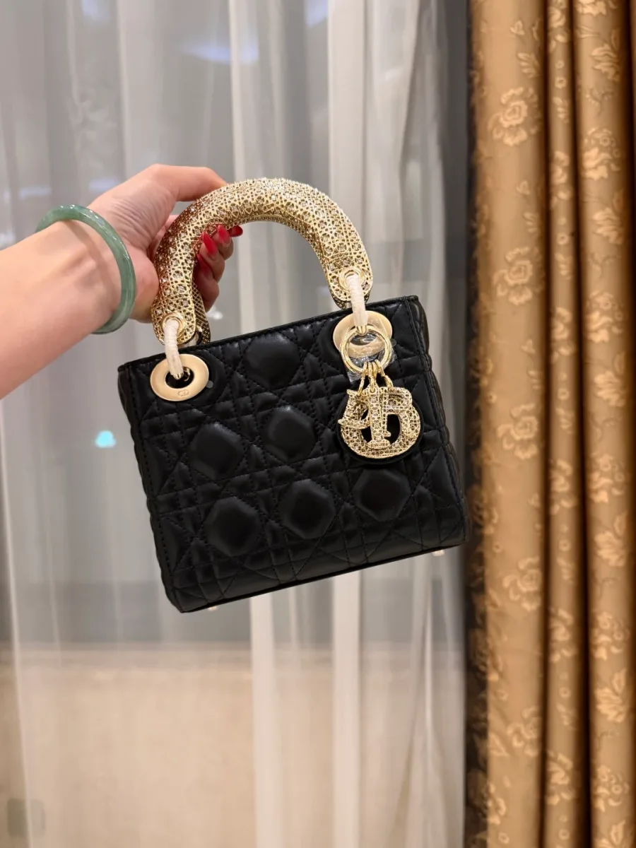 Чёрная стеганая сумка Lady Dior с ажурными золотистыми ручками, вид спереди