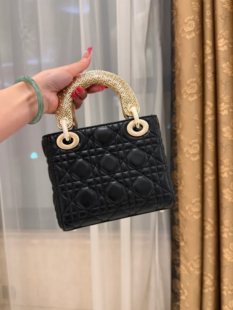 Сумка Lady Dior из стеганой черной кожи с металлическими ручками, фронтальный ракурс