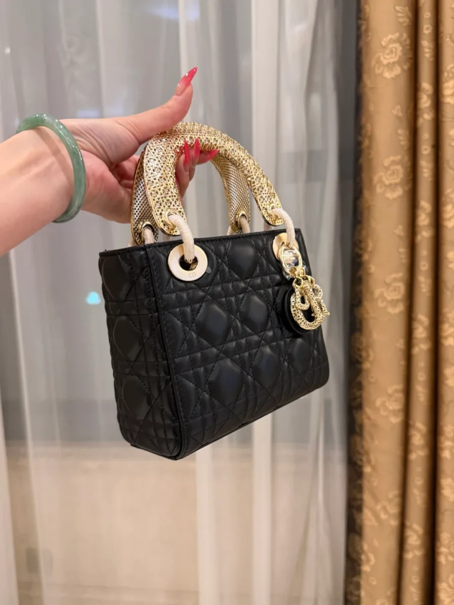 Сумка Lady Dior с верхней ручкой из фактурного металла, ракурс в три четверти