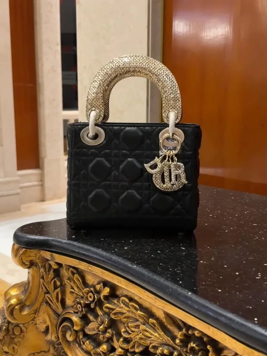 Мини-сумка Lady Dior на резном столике, общий план спереди