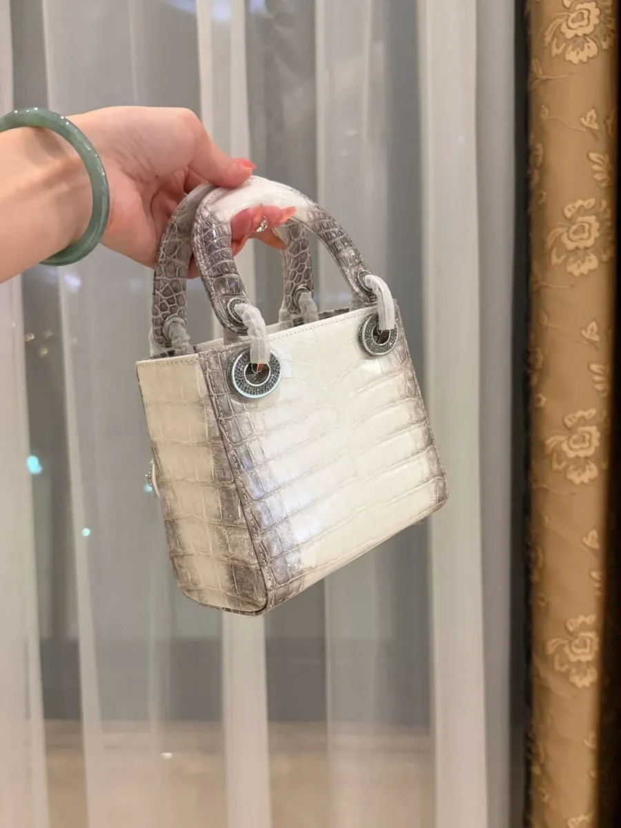 Боковой ракурс сумки Lady Dior расцветки Himalaya с ручками в защитной пленке