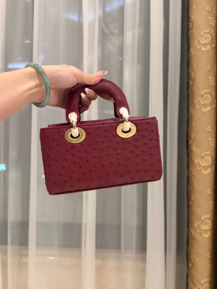 Бордовая сумка Lady D-Joy горизонтального формата, вид с обратной стороны