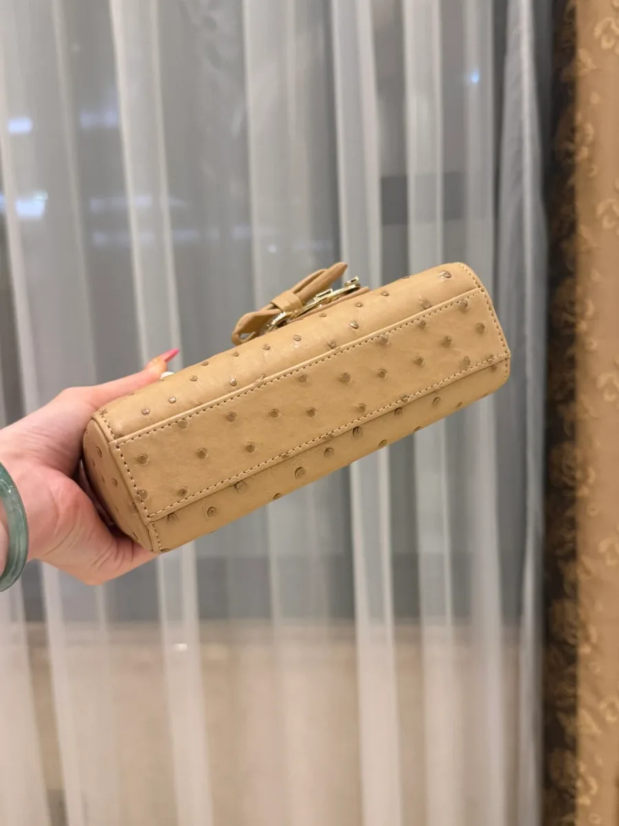 Дно бежевой прямоугольной сумки с фактурной отделкой