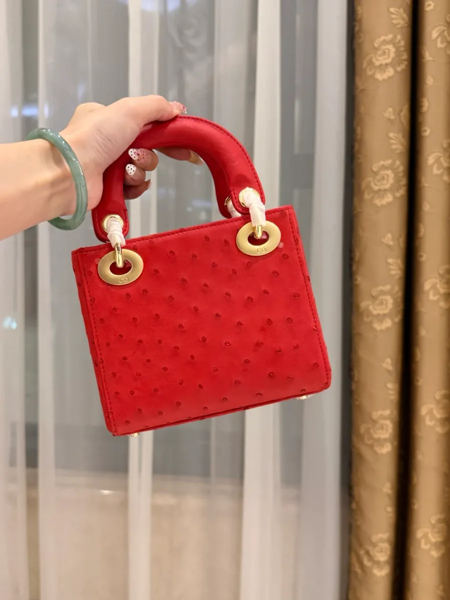 Красная сумка Lady Dior со страусиной фактурой, вид с обратной стороны
