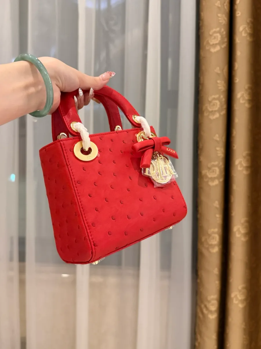 Красная мини-сумка Lady Dior с золотистой фурнитурой, ракурс три четверти