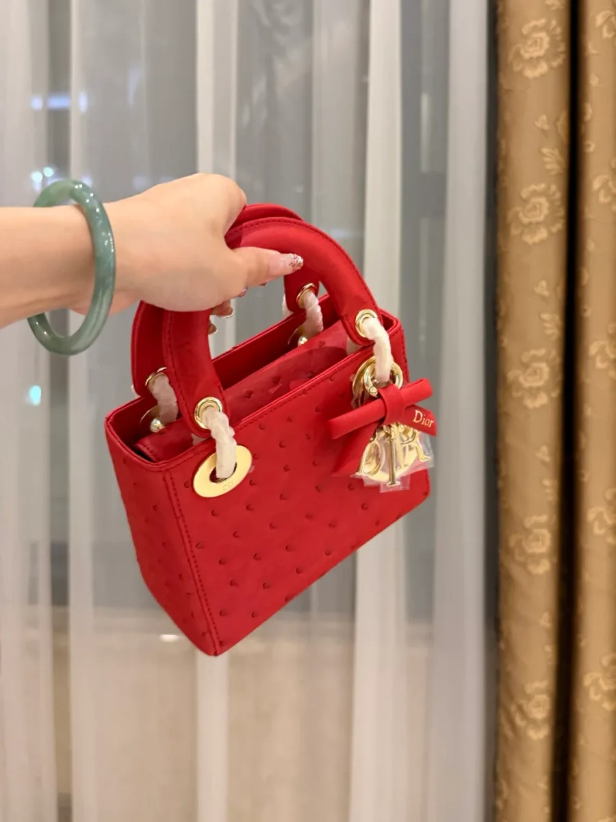Красная сумка Lady Dior со страусиной фактурой и верхними ручками, ракурс сверху