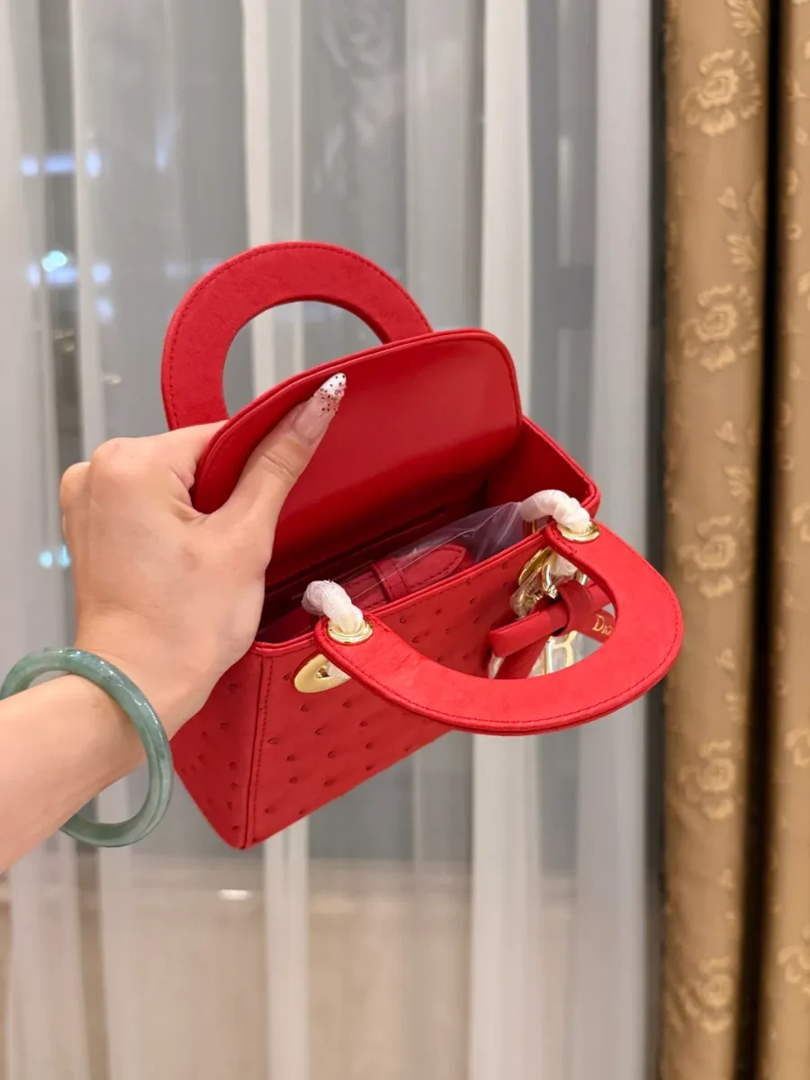 Внутреннее отделение красной сумки Lady Dior с верхним клапаном