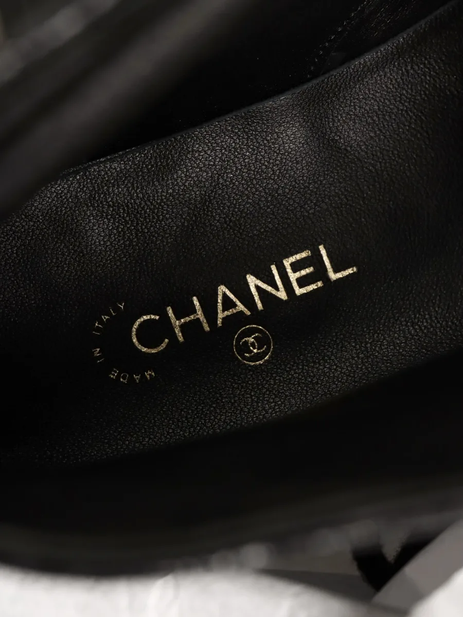 Кожаная стелька чёрного цвета с золотистым логотипом Chanel