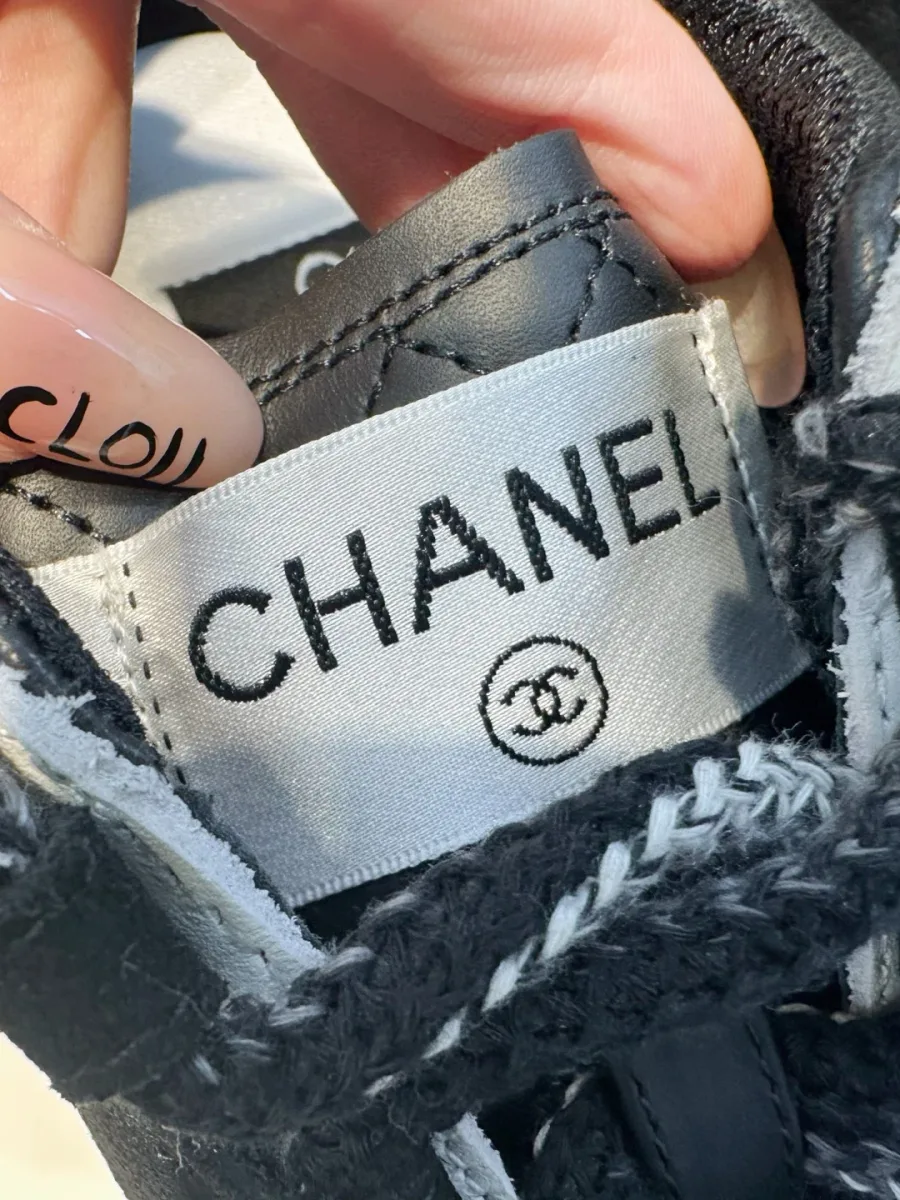Кожаный язычок кроссовка с тиснением Chanel крупным планом