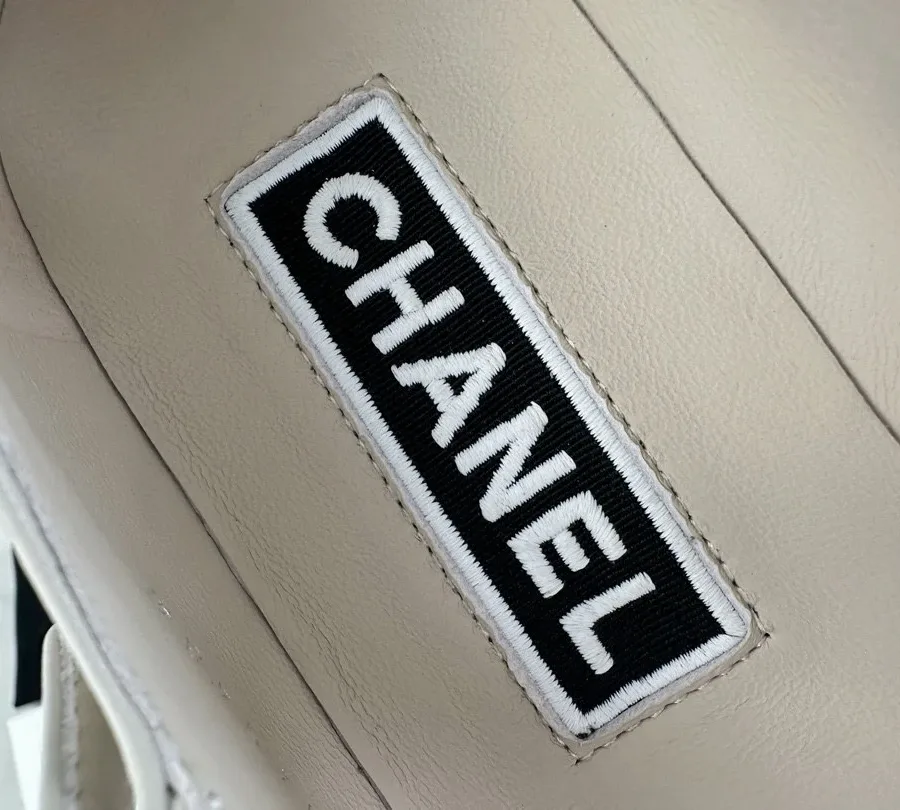 Текстильная нашивка с логотипом Chanel на внутренней стельке