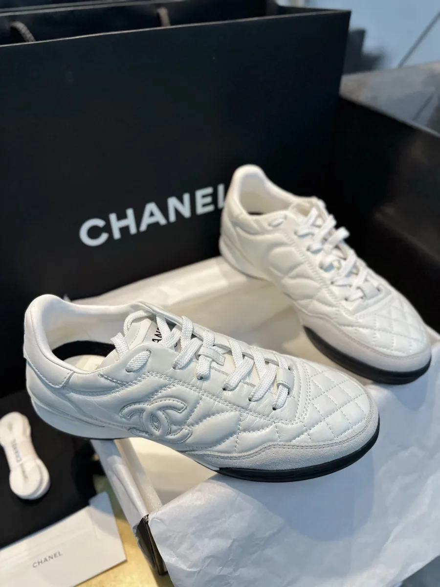 Белые стёганые кроссовки Chanel в коробке, вид сбоку и сверху