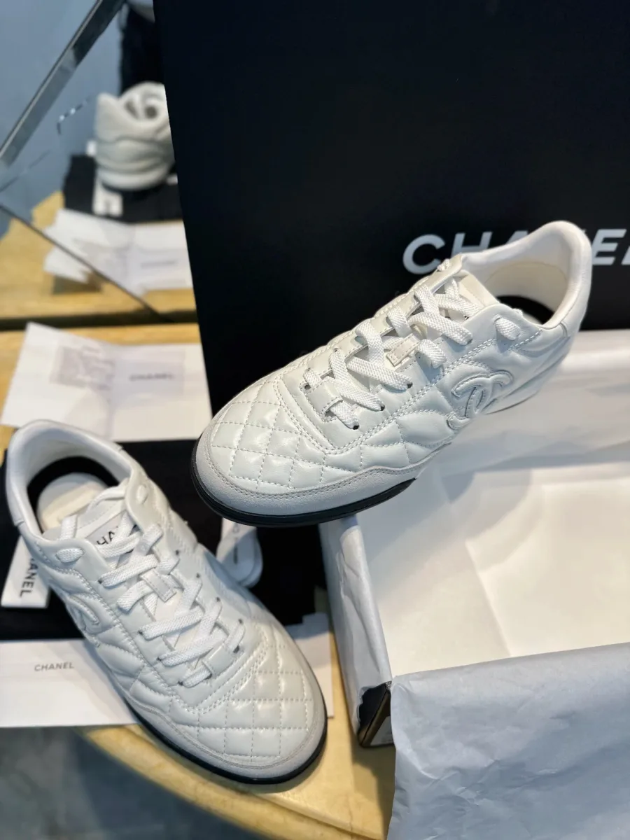 Пара белых кожаных кроссовок Chanel на шнуровке, вид сверху