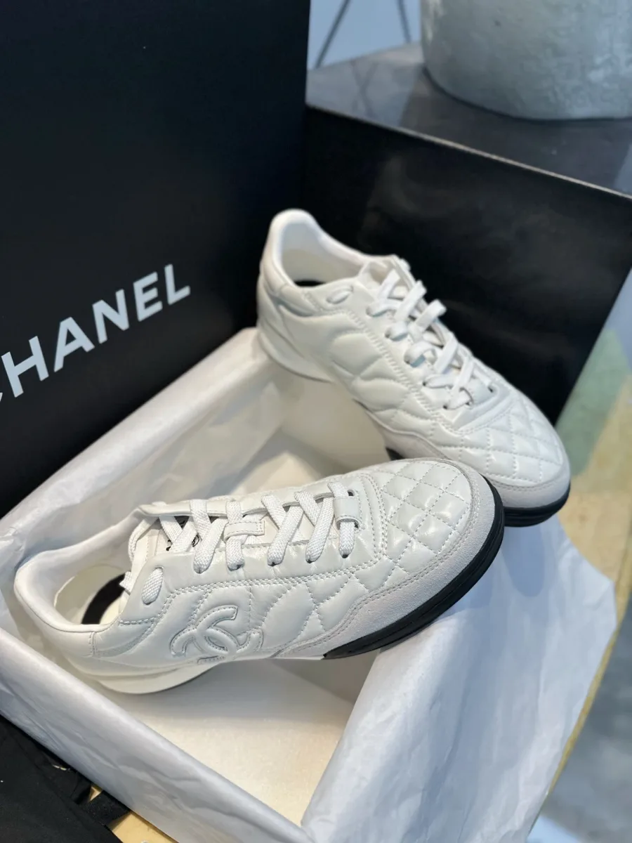 Белые кожаные кроссовки Chanel в коробке, ракурс сбоку