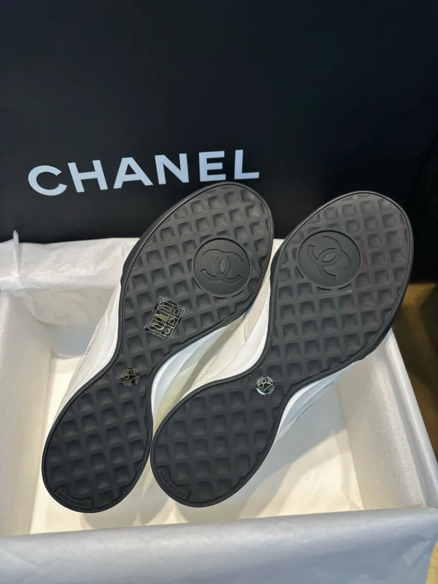 Тёмная резиновая подошва кроссовок Chanel с рельефным протектором и логотипом CC