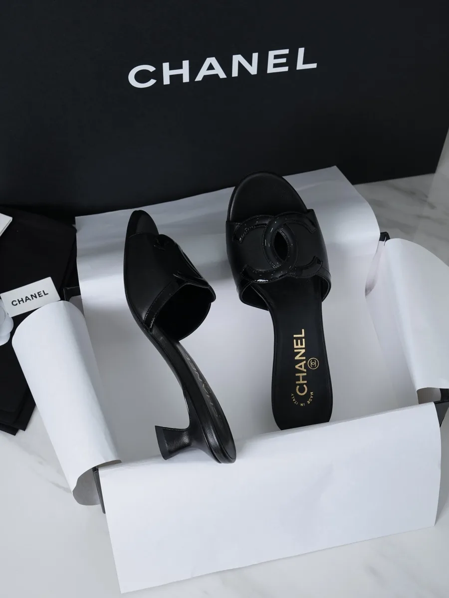 Чёрные мюли на невысоком каблуке kitten heel в коробке, вид сверху