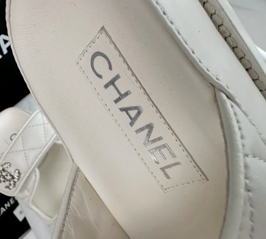 Анатомическая кожаная стелька шлепанца с нашивкой логотипа Chanel
