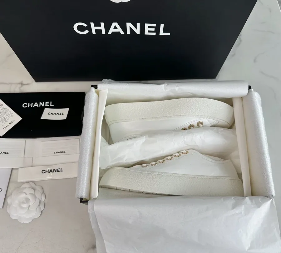 Пара белых кед Chanel в коробке из плотного картона с пыльниками