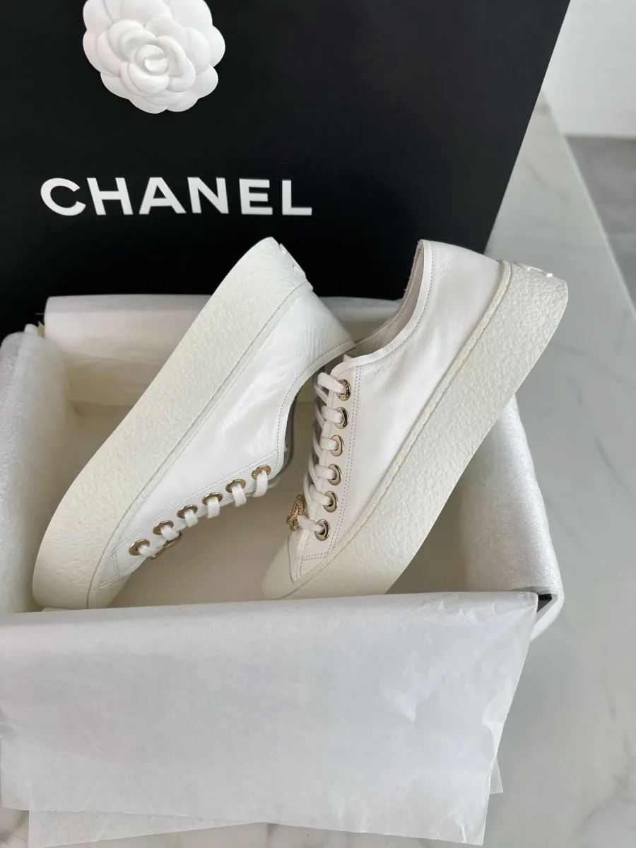 Кеды Chanel из белой кожи в фирменной коробке, вид сбоку