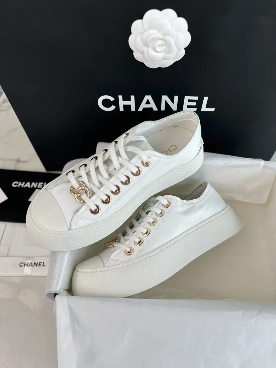 Белые кеды Chanel, расположенные на белой упаковке в разных ракурсах