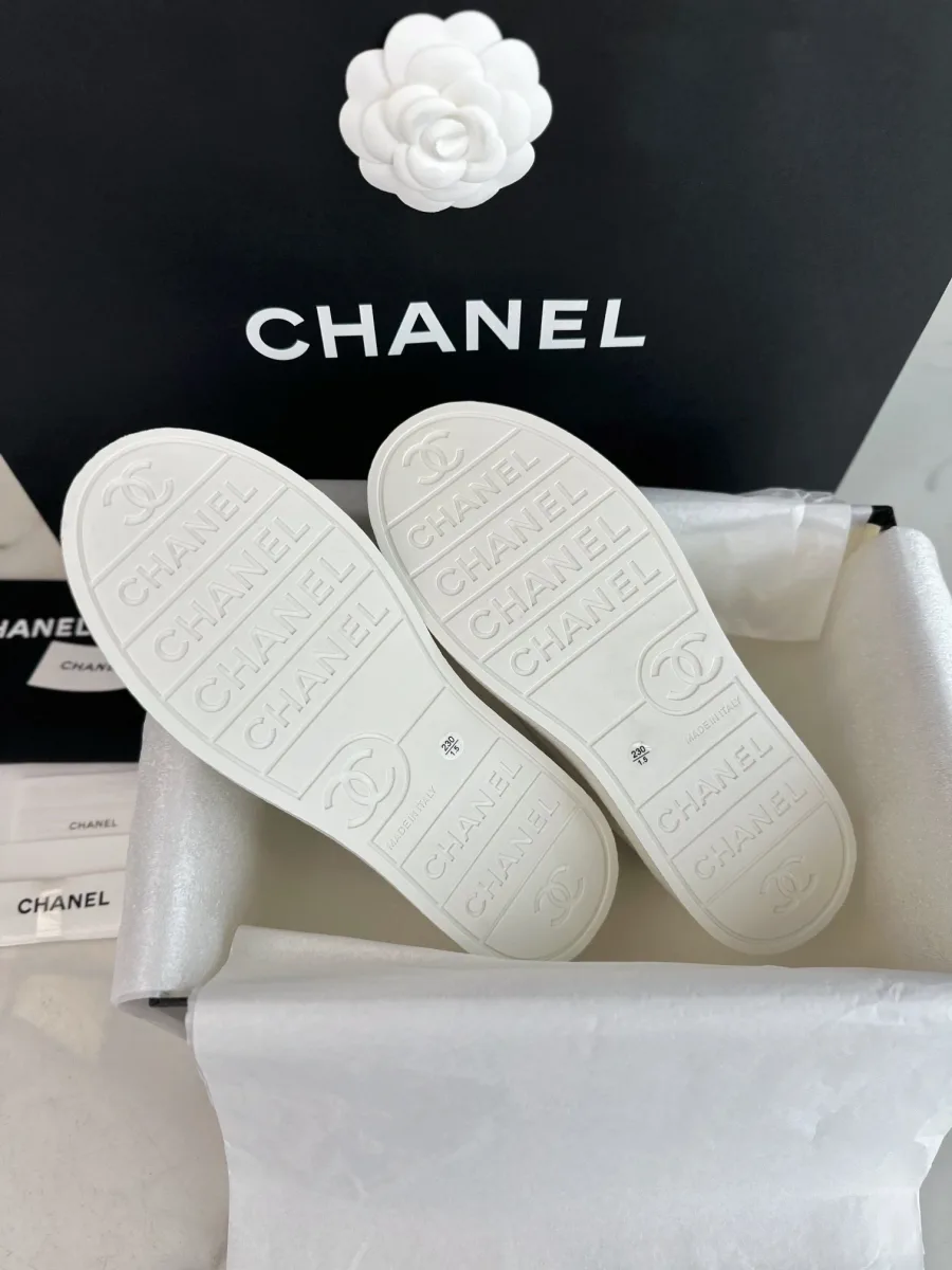 Резиновая подмётка белых кед Chanel с тиснением фирменного паттерна бренда