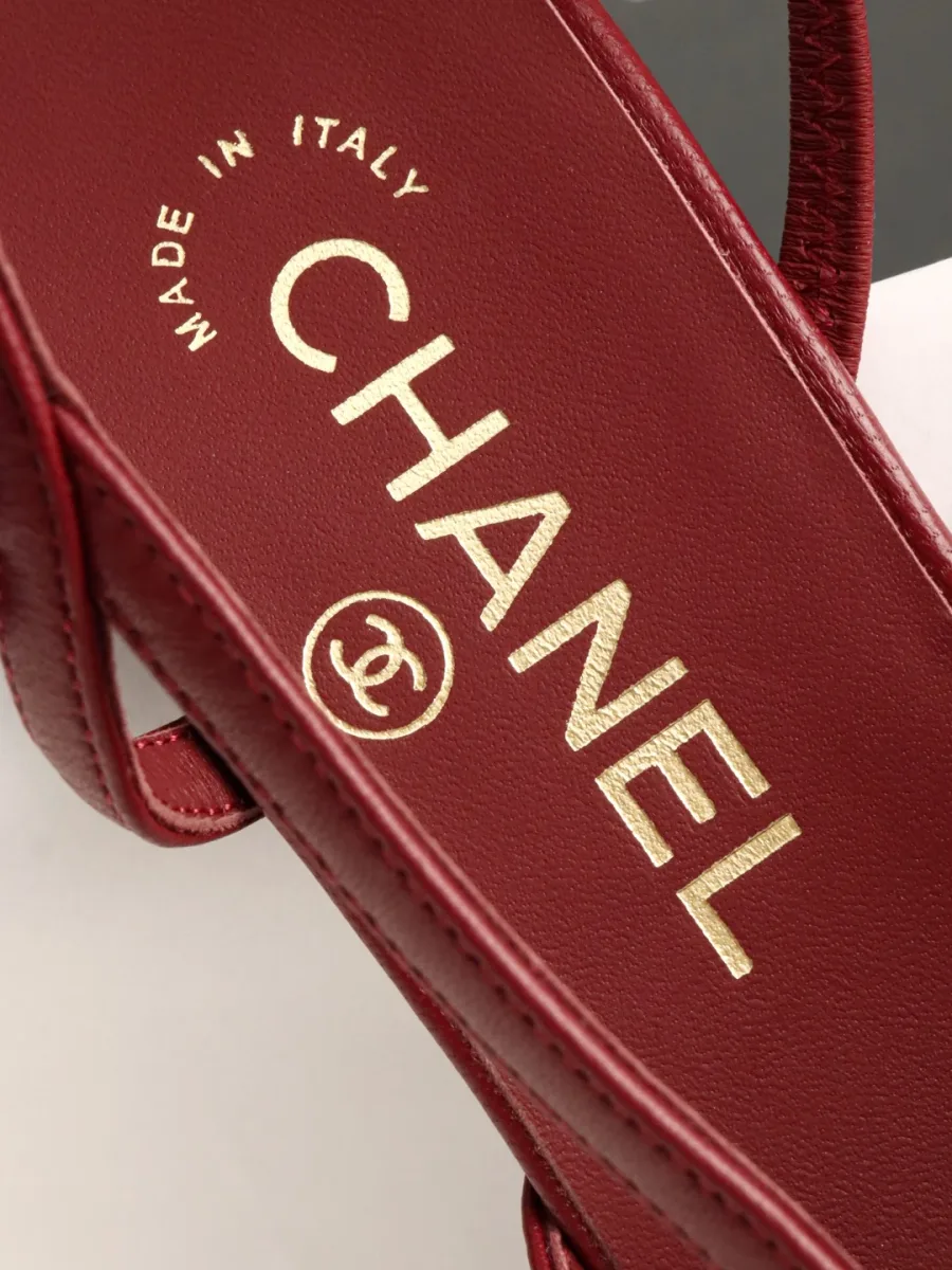 Кожаная стелька бордового цвета с золотистым логотипом Chanel