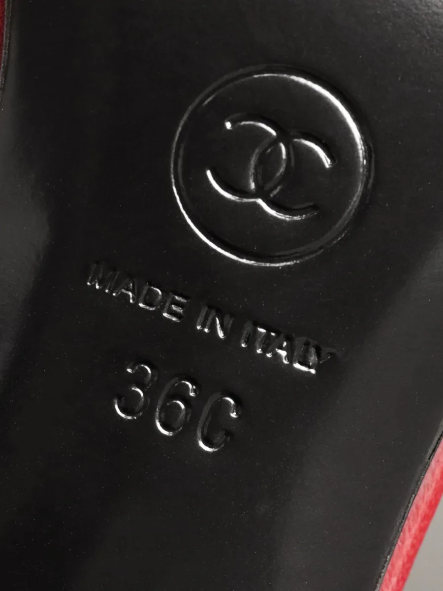 Кожаная подошва бордового слингбэка с логотипом Chanel и маркировкой размера