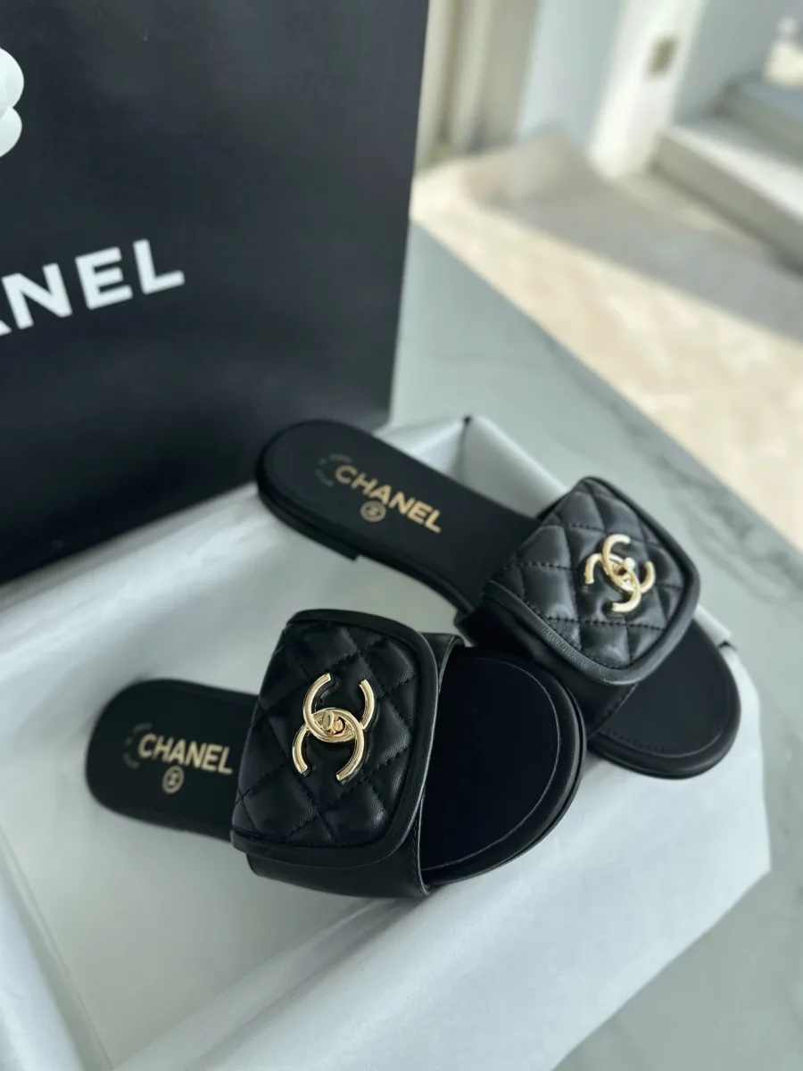 Женские шлёпанцы Chanel из чёрной кожи с золотистым логотипом, вид сбоку