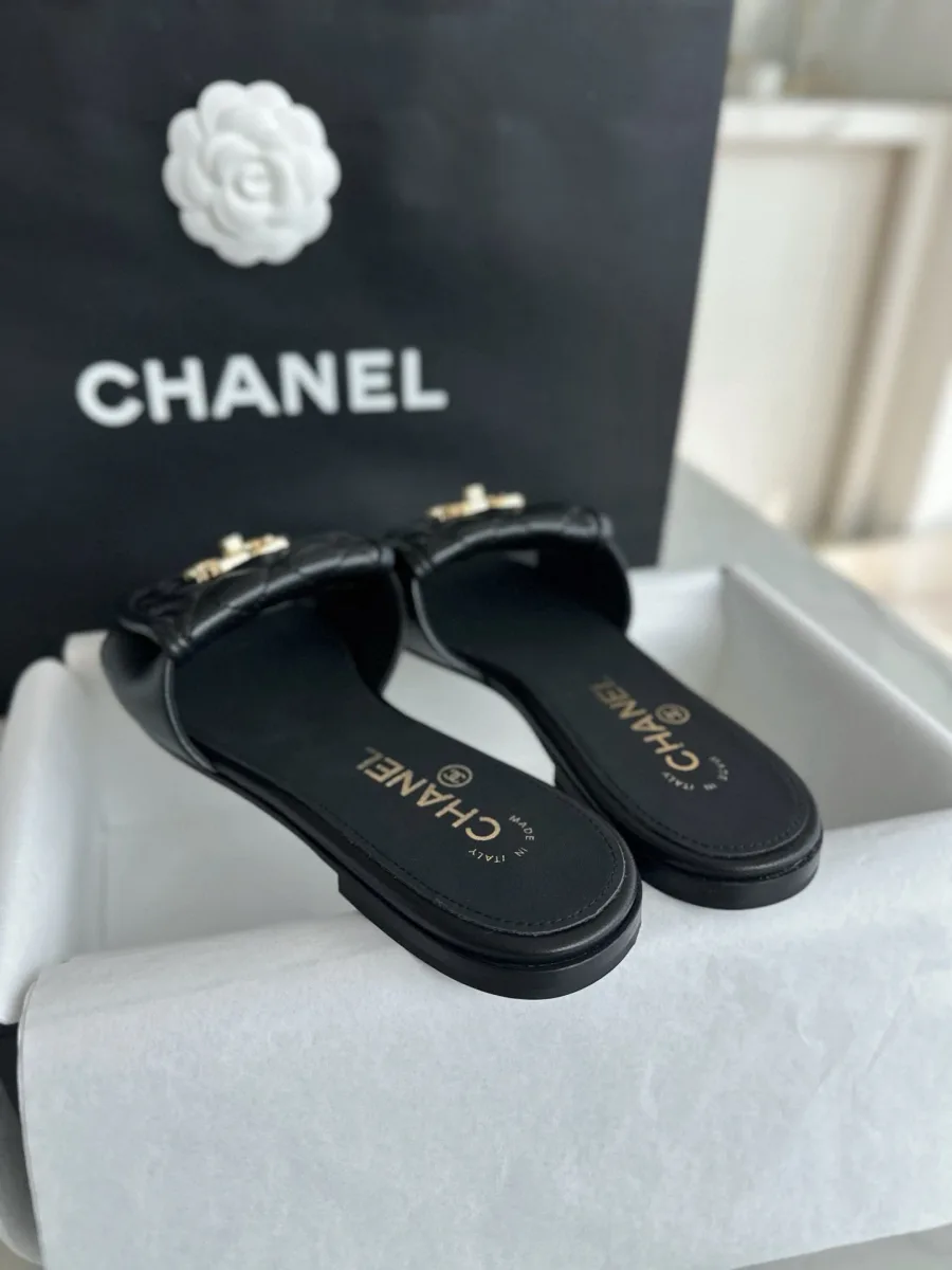 Чёрные шлёпанцы Chanel, вид сзади на стельки с фирменным золотистым тиснением