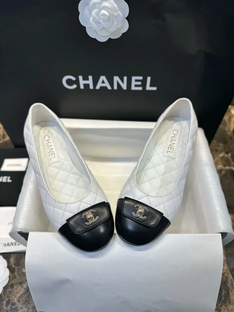 Chanel Белые стёганые балетки с чёрным мыском и замком CC 24B