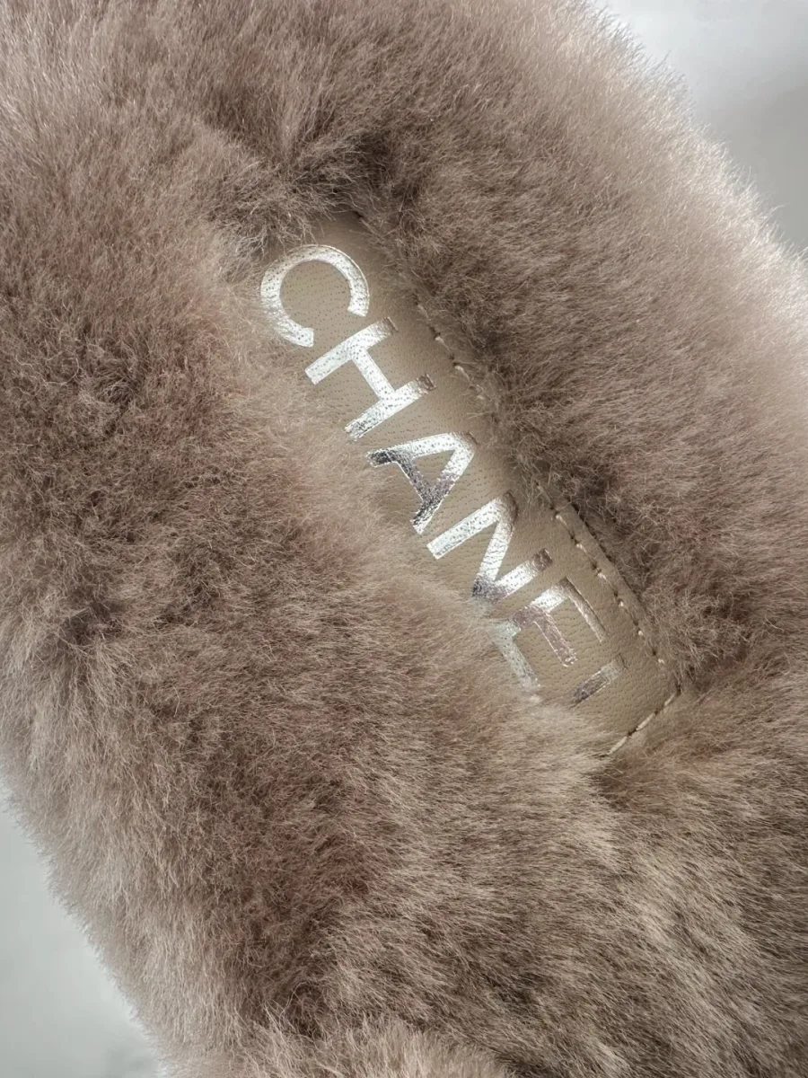 Крупный план меховой стельки с кожаной нашивкой и надписью CHANEL