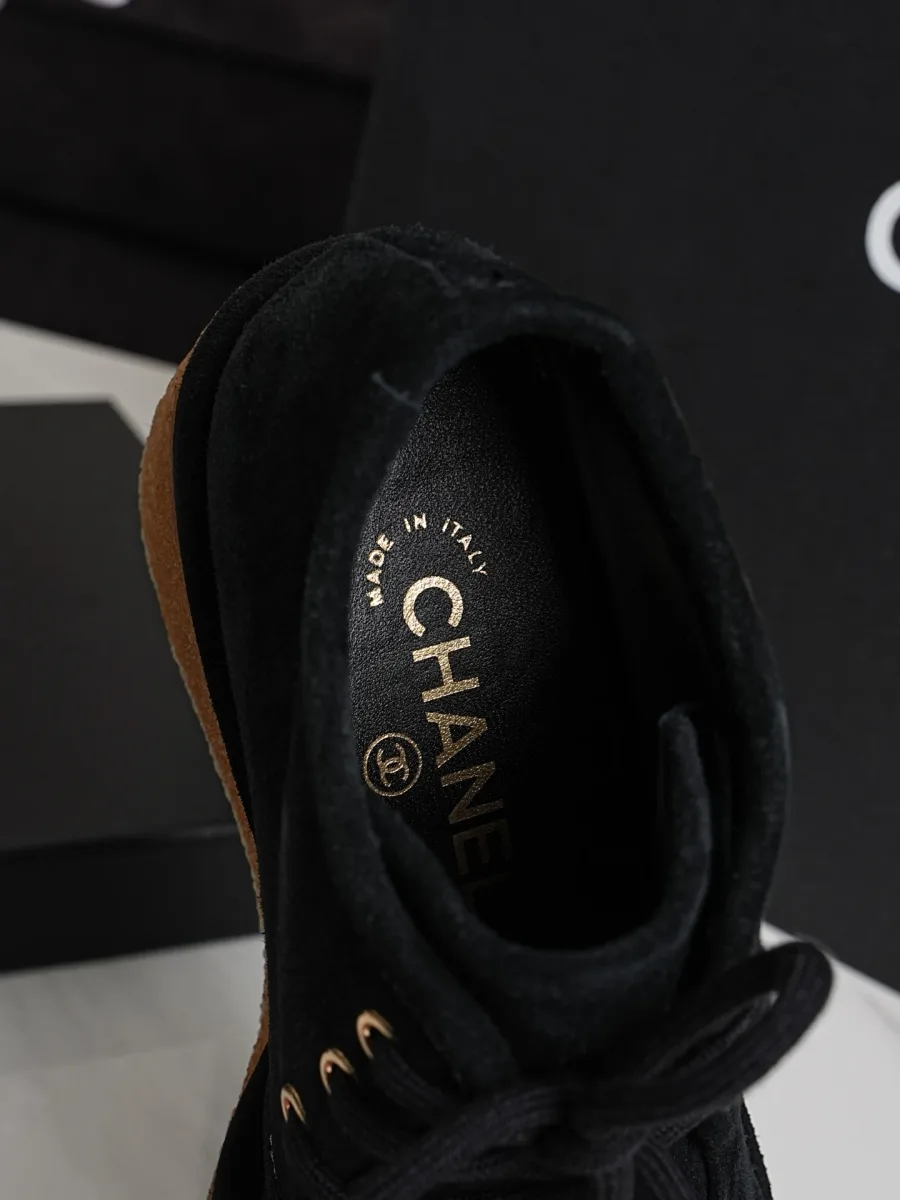 Кожаная стелька чёрного ботинка Chanel с золотистым тиснением бренда