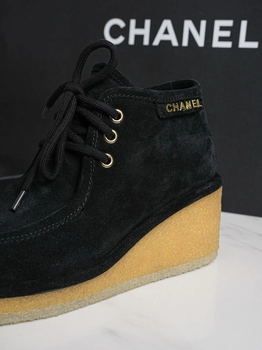 Чёрный замшевый ботинок Chanel на танкетке, вид спереди сбоку