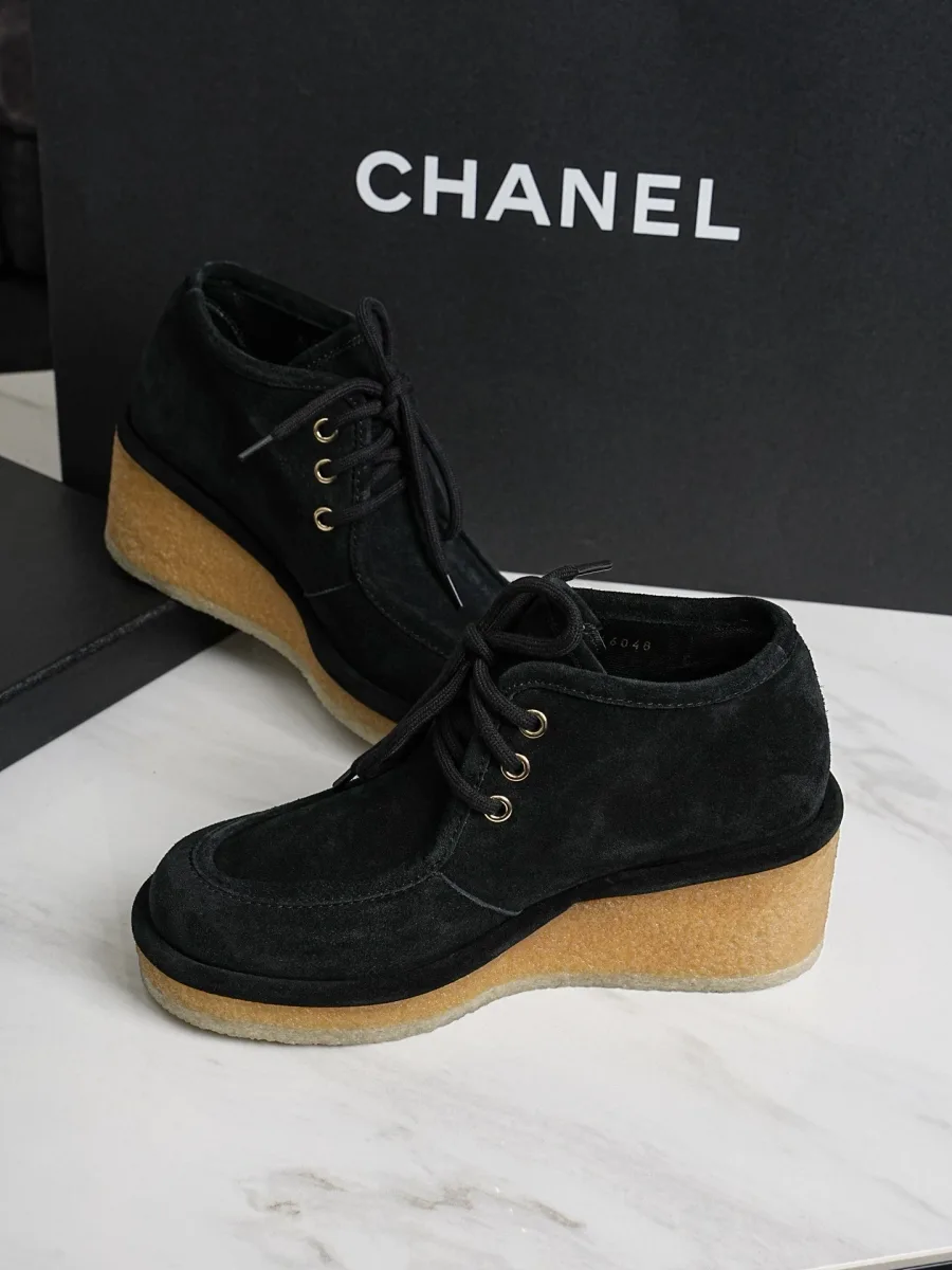 Чёрные замшевые ботинки Chanel со шнуровкой, ракурс сбоку в три четверти