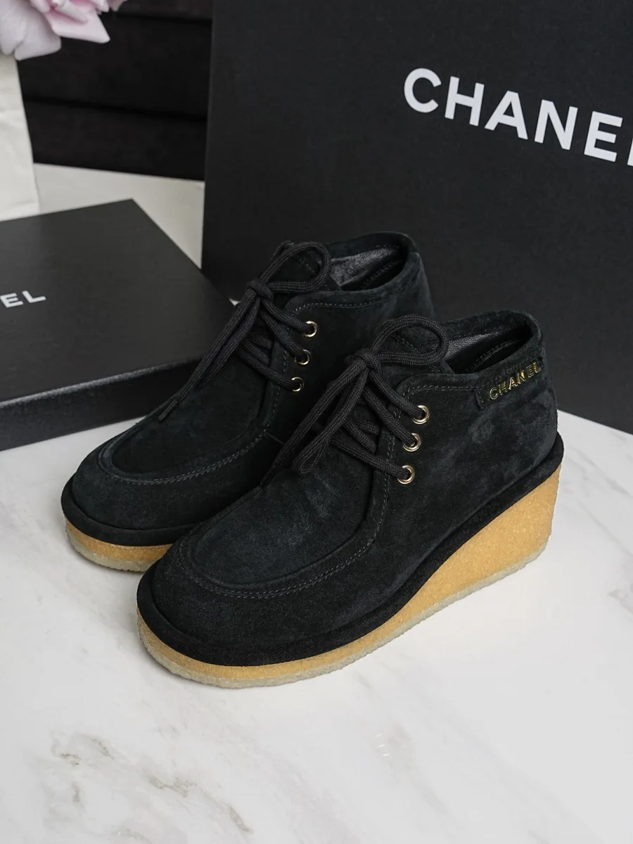 Чёрные ботинки Chanel на бежевой танкетке, ракурс три четверти спереди