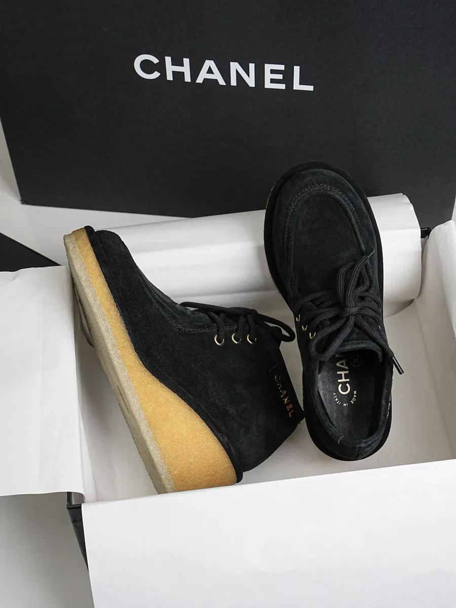 Ботинки Chanel из чёрной замши в фирменной коробке, вид сбоку и сверху
