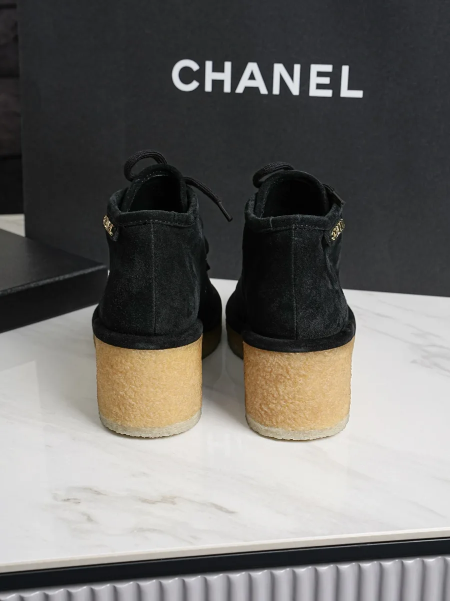 Чёрные замшевые ботинки Chanel на танкетке, вид сзади на пятку и подошву