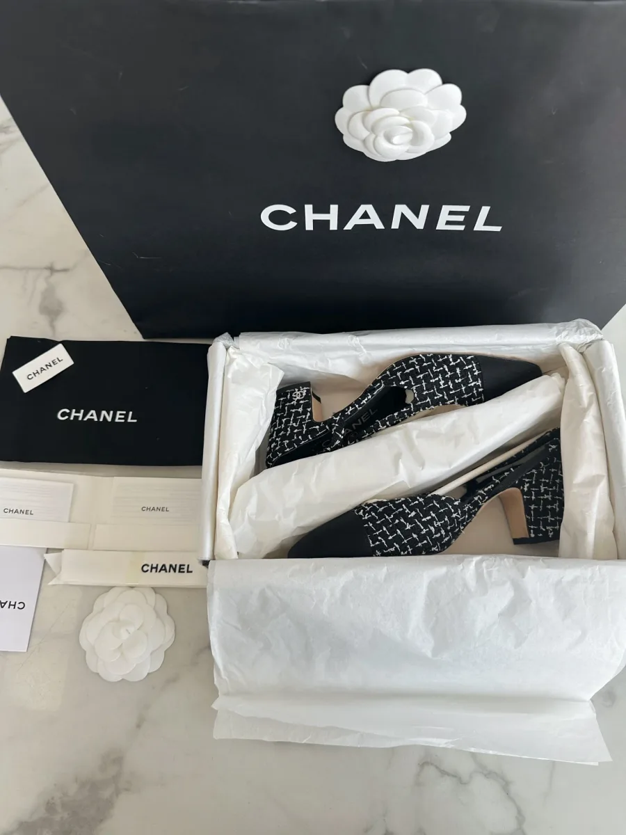 Твидовые туфли слингбэк Chanel в коробке на фоне пакета, вид сбоку