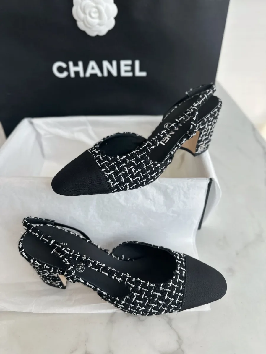 Туфли слингбэк Chanel из твида с чёрными мысками в коробке, вид сбоку
