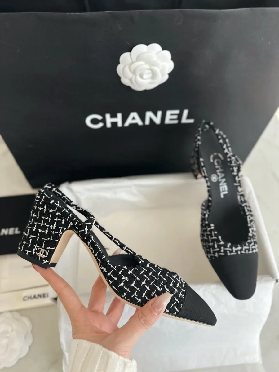 Туфли слингбэк Chanel в руке, демонстрация силуэта и каблука сбоку