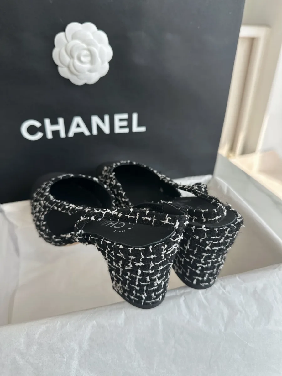 Вид сзади на каблуки твидовых слингбэков Chanel в коробке